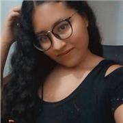 Docente en formación, da apoyo y ayuda a niños en el area de español